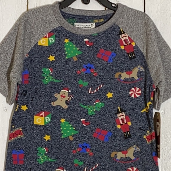 Free Planet Christmas T-Shirt - Picture 2 of 8